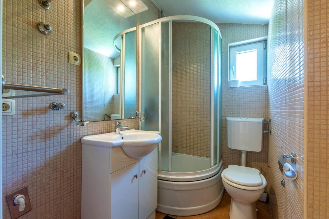 Janus Apartments Йелса Екстериор снимка
