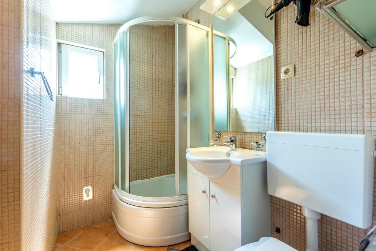 Janus Apartments Йелса Екстериор снимка