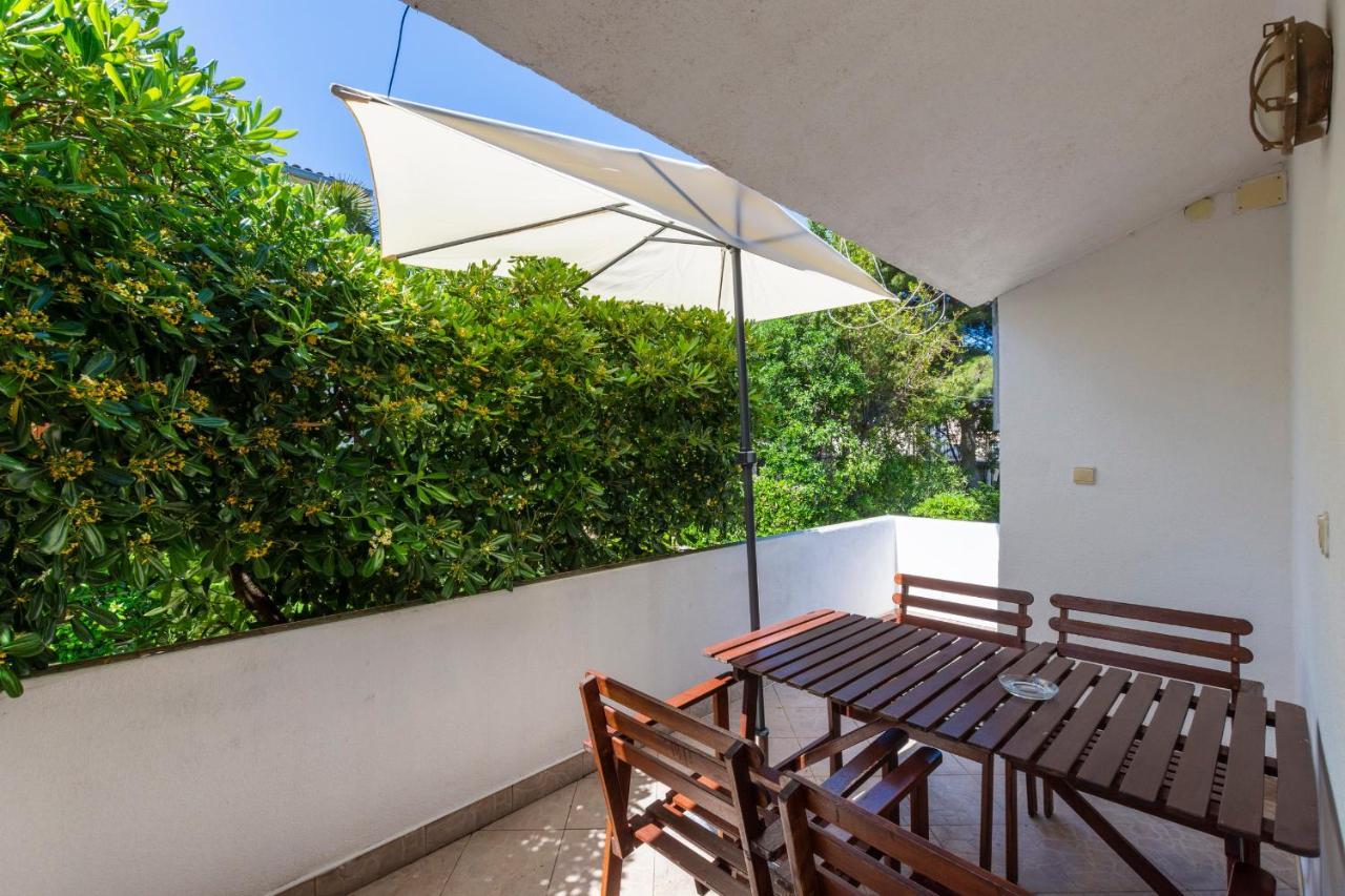 Janus Apartments Йелса Екстериор снимка