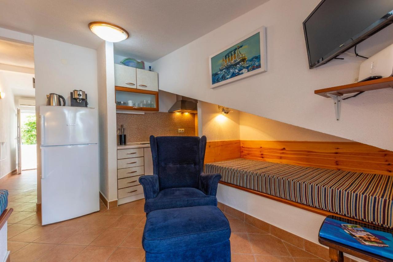 Janus Apartments Йелса Екстериор снимка