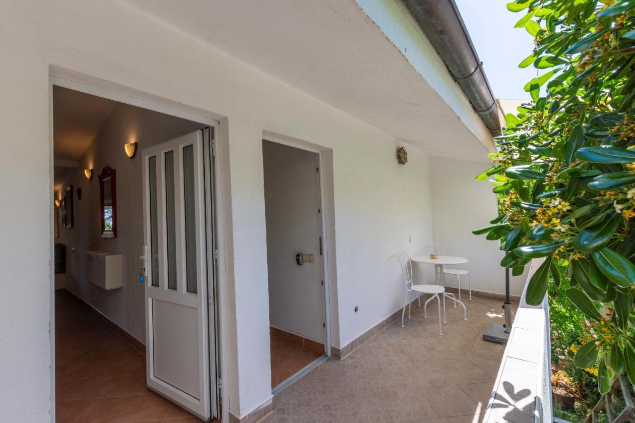 Janus Apartments Йелса Екстериор снимка