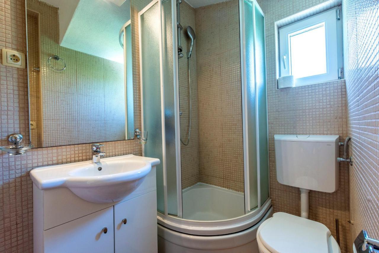 Janus Apartments Йелса Екстериор снимка