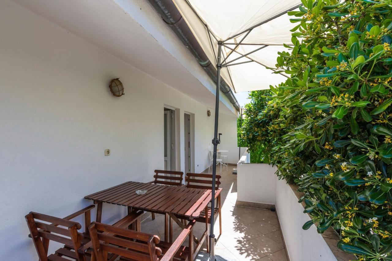 Janus Apartments Йелса Екстериор снимка